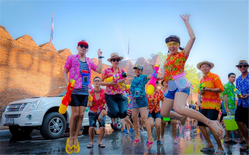 Thai-Happy-New-Year-Happy-and-Funny-Thai-People-and-Foreigner-Travel-in-the-Songkran-Festival-at-Tha-Pae-Gate-_副本.jpg