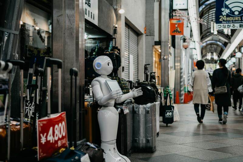 Robot in Shopping Mall in Kyoto Makes You Feel Unbelievable