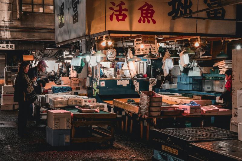 Visit Tsukiji Market to Enjoy One Day Local Life