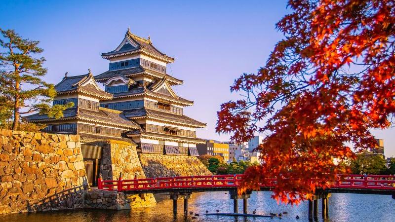 Enjoy Fall Colors Japan at Matsumoto Castle