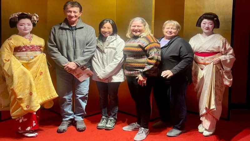 Our Customers Take Photos with Geisha after the Show