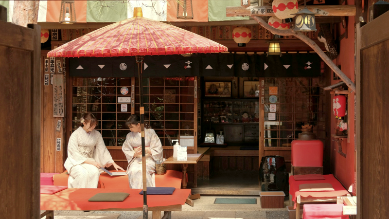 Savor Traditional Flavors Amidst Autumn’s Beauty in the Teahouse