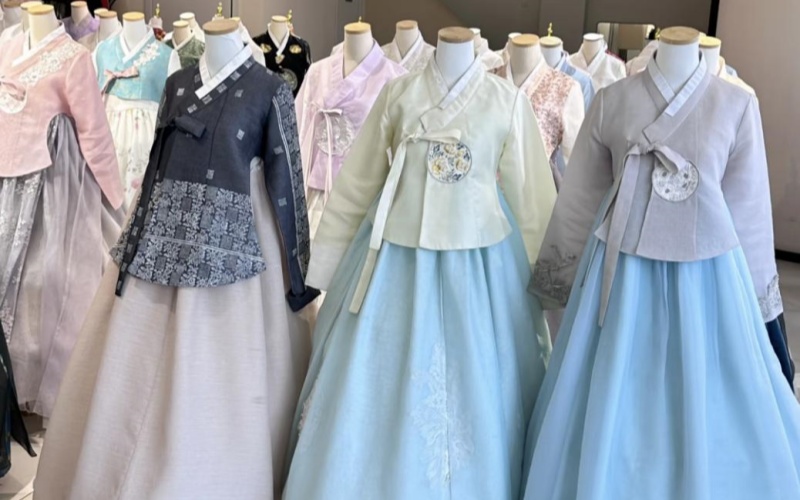 Rent a Hanbok for a Photoshoot and Stroll Through the Hanok Village