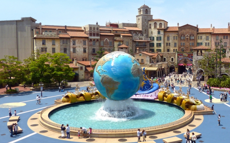 The vibrant entrance of Universal Studios Japan