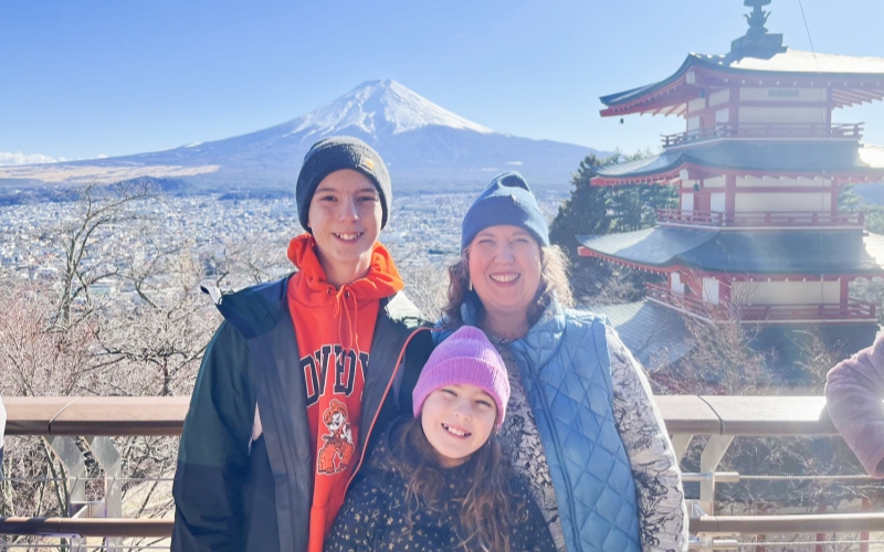 A joyful family moment captured at the Arakurayama Sengen Park viewpoint.