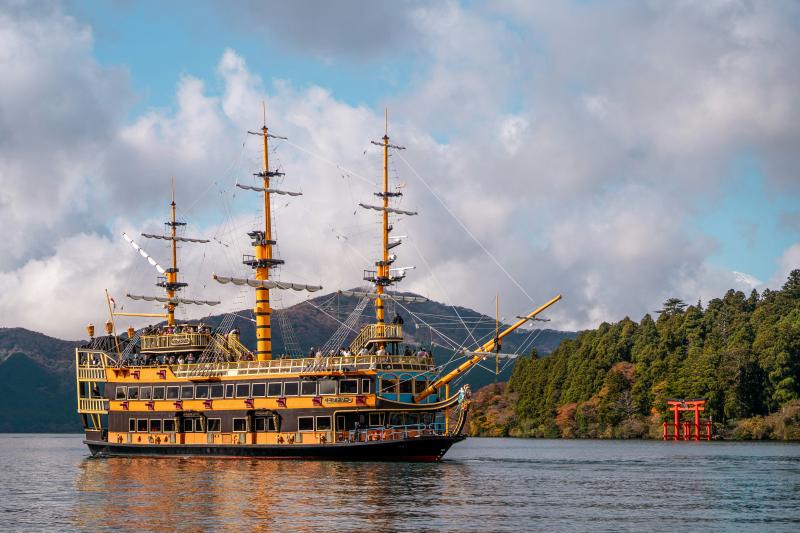 Enjoy a Sightseeing Cruise on Lake Ashi During Hakone Autumn Season