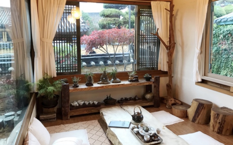 Tea Gathering with A Historic House