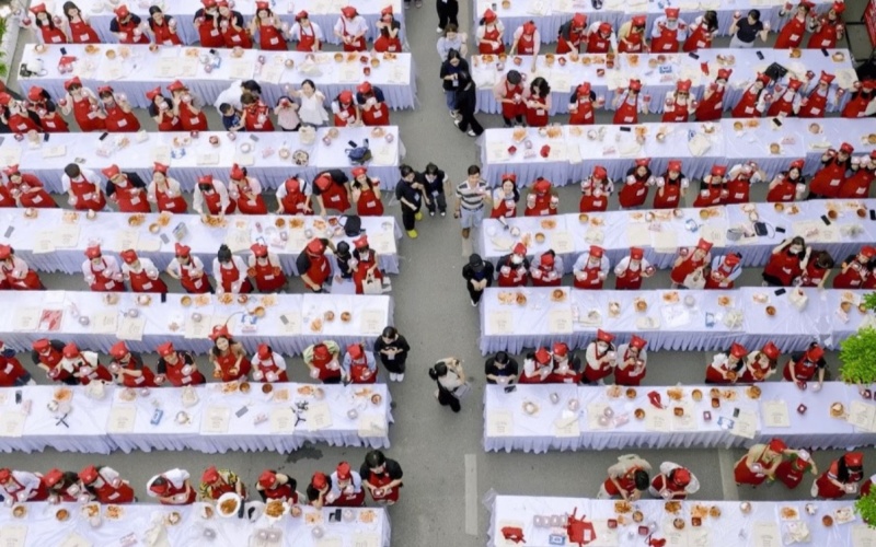 Thousand People's Table