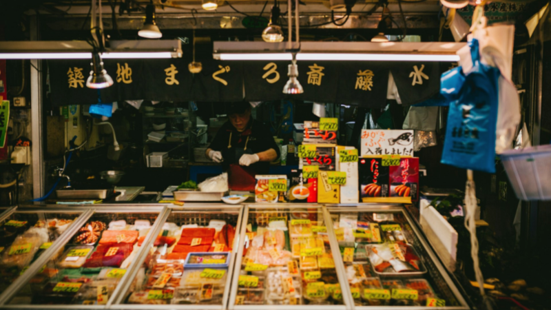 In June, Tokyo’s warm weather makes early-morning visits to Tsukiji Market especially lively and enjoyable.