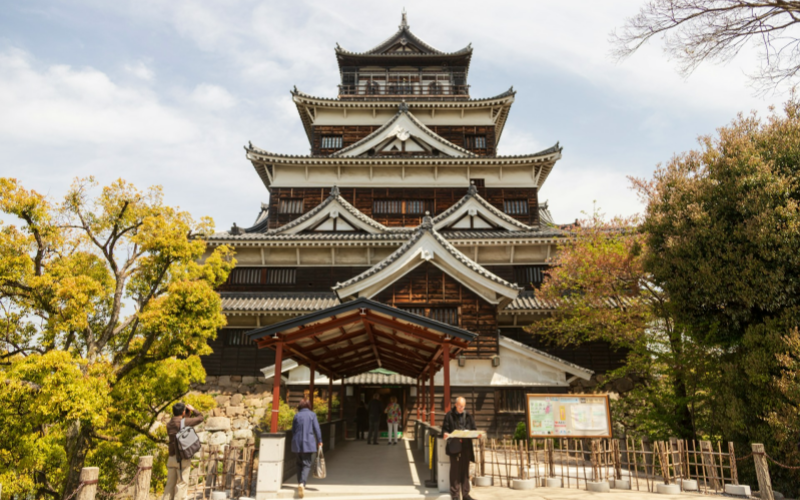 The front of Hiroshima Castle on a sunny day.