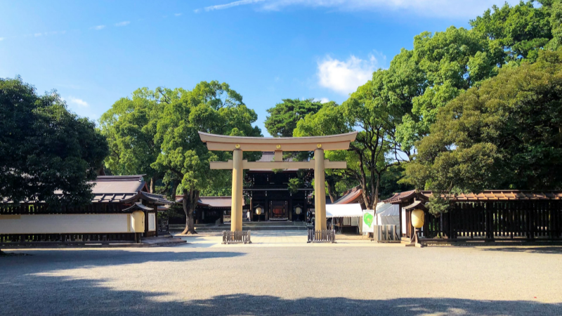 It was a sunny day in May at the Meiji Shrine in Tokyo, which was calm and green.