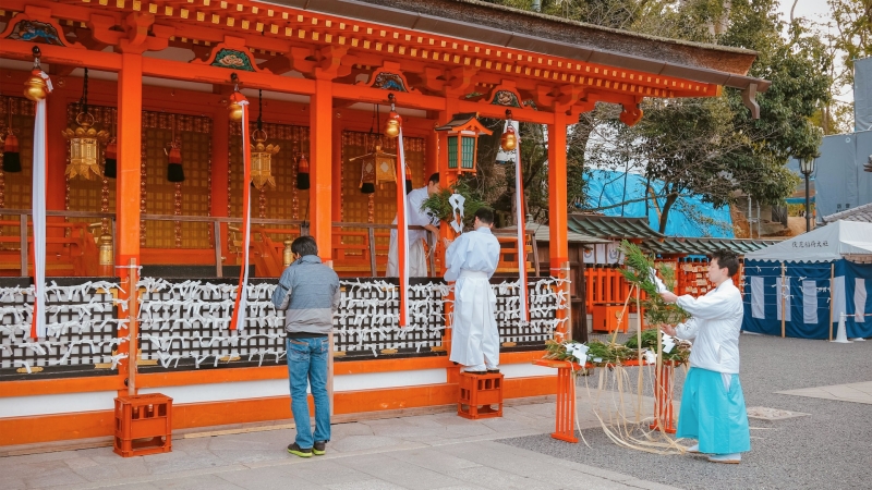 A morning scene at the Fushimi Inari Shrine.