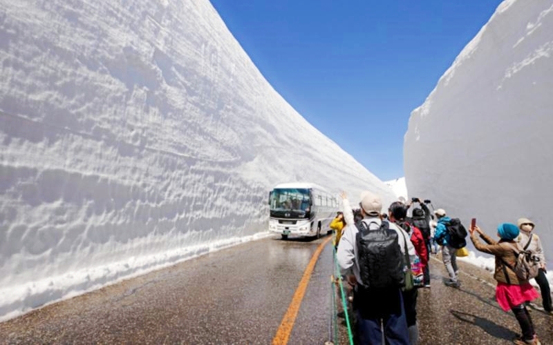 Stunning snow wall at Nagano Mountains