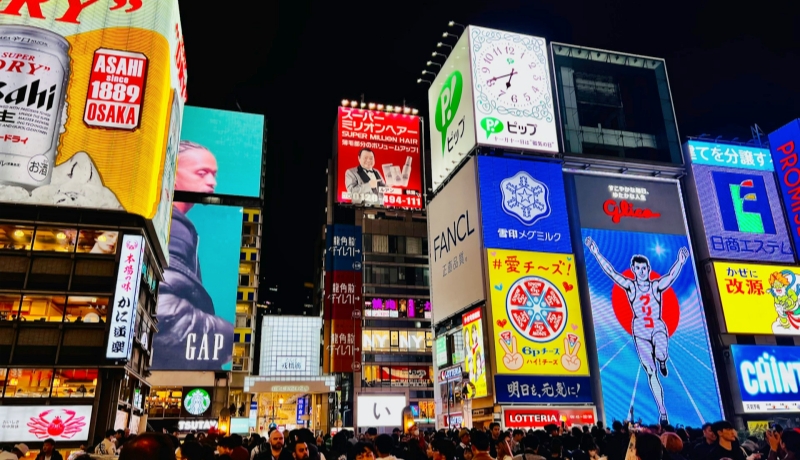 The nights in Shinzakibashi are bustling and lively.
