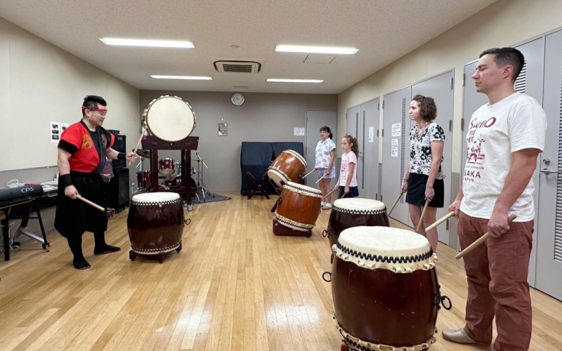 Escape the July heat and sudden downpours and enjoy the thrill of traditional taiko drumming in an air-conditioned room.