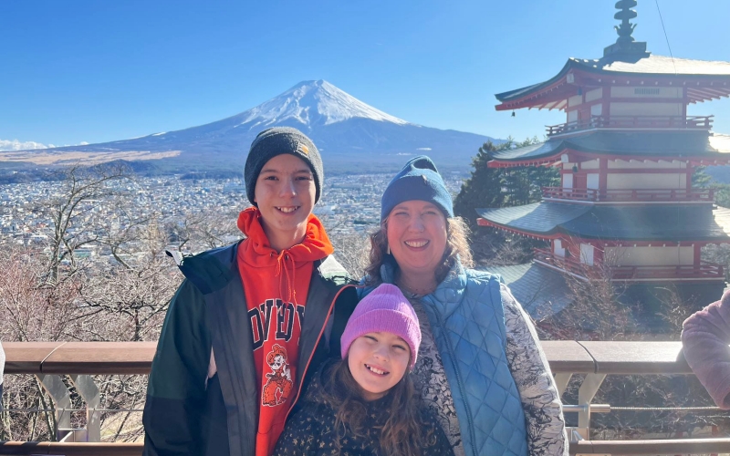 Our guests visited the Arakurayama Sengen Park Observatory during the winter and took photos with Mount Fuji