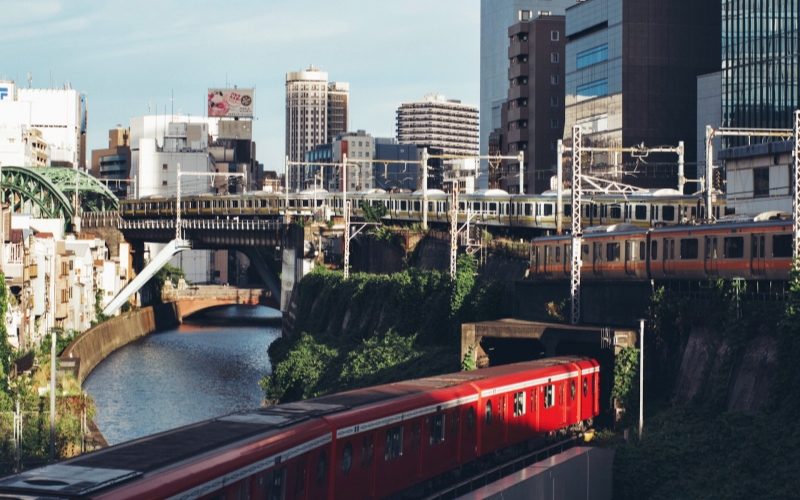 Three iconic train lines, including JR East and Tokyo Metro, intersect at Ochanomizu—Tokyo’s legendary railway photo spot.