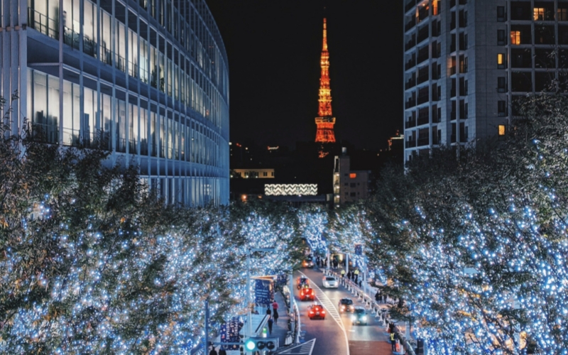 Dazzling blue and white winter illuminations line Roppongi’s streets, perfectly framing the distant Tokyo Tower.
