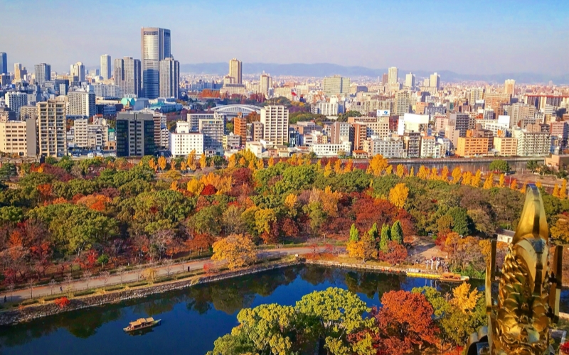 Enjoying Osaka’s mild November weather with panoramic autumn views from Osaka Castle.