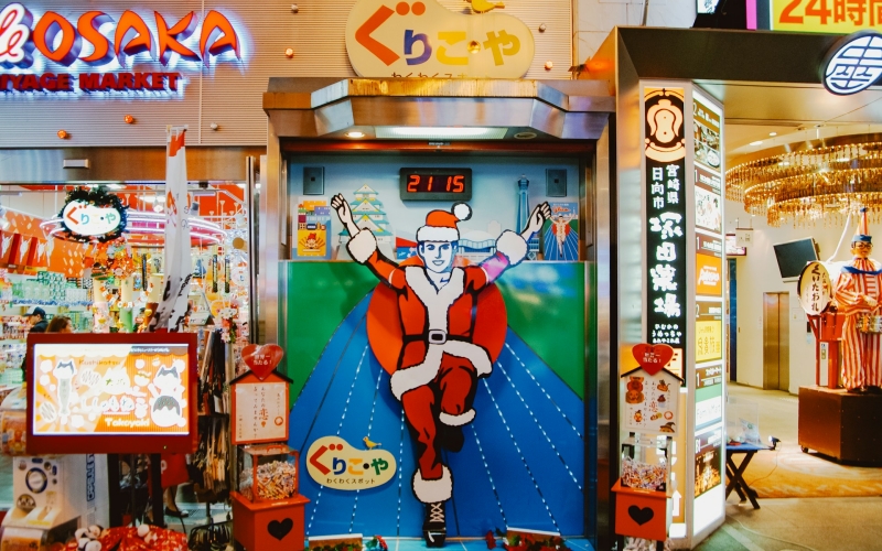 The Red Glico Man is celebrating Christmas in Osaka!