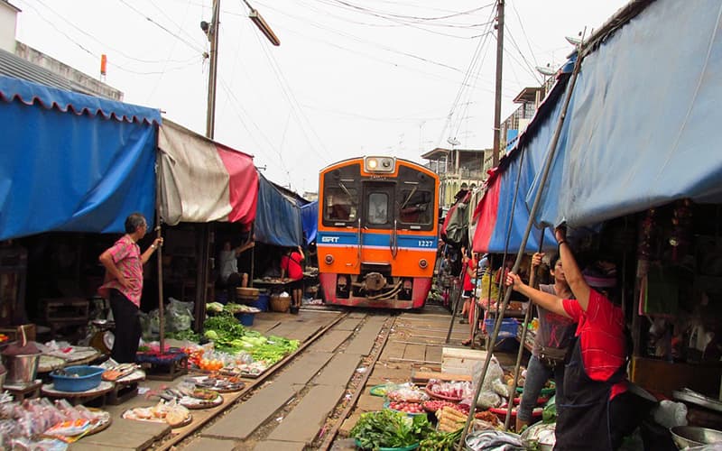 Fantastic Things & Guides in Unique Maeklong Railway Market | UME Travel