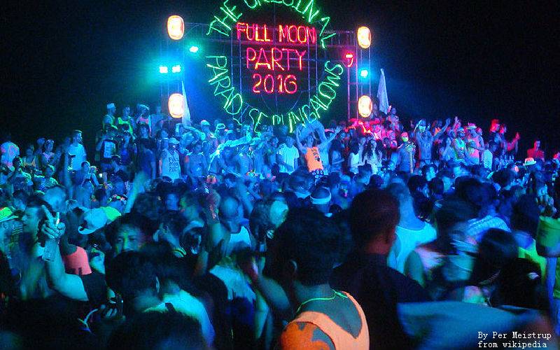 Ultimate Full Moon Party experience: fire wall, big sound system and dacing with over 30,000 people!