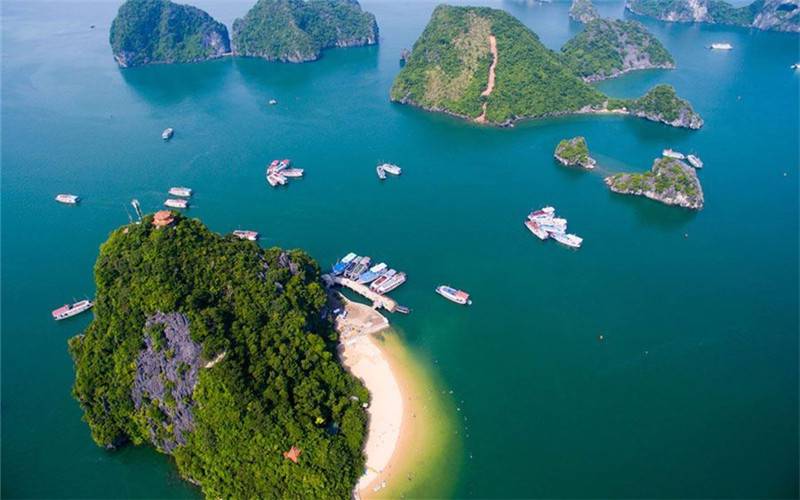 the nature beauty of Halong Bay