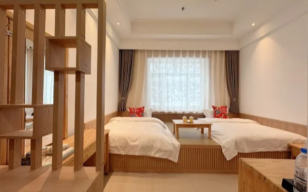 Xuexiang Xueyun Holiday Hotel