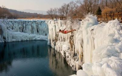 Cliff-Jump Show at Jingpo Lake