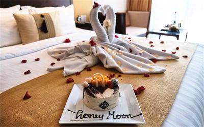 Honeymoon Cake & Room Decoration