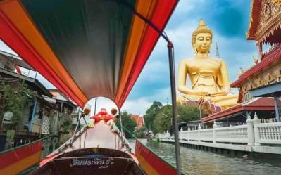 Large Golden Buddha (Wat Paknam) 