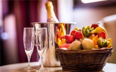 Sparkling Wine & Fruit Baskets