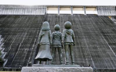 Hita Attack on Titan dam statue