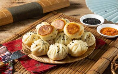 A must-try local delicacy:pan-fried pork buns