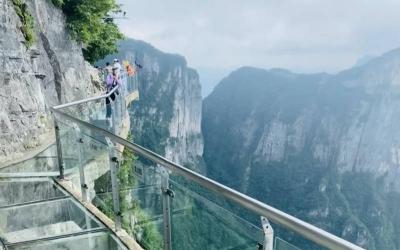 Panlong Cliff Glass Plank Walk
