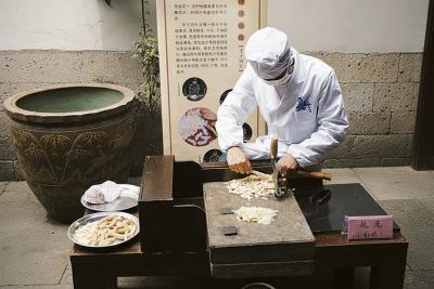 Manual Pill-Making Herb Slicing Demonstration